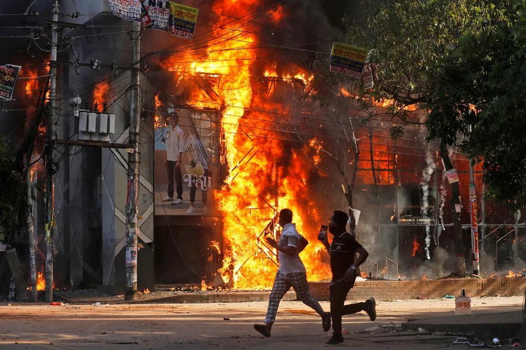 Bangladesh on Fire, Protesters Challenge President at Palace!